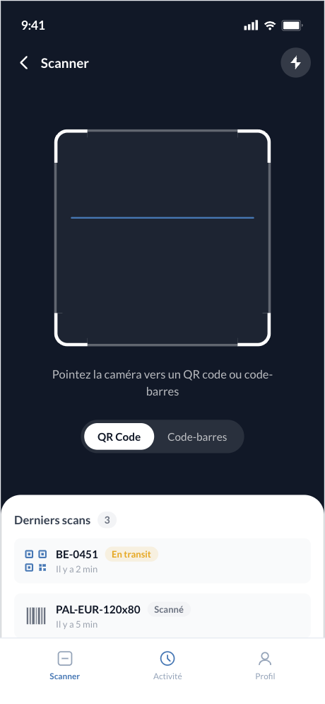 Écran de scan de l'application mobile : le viseur de l'appareil photo occupe le haut de l'écran, sous la consigne « Pointez la caméra vers un QR code ou code-barres » et un choix entre les deux formats. En bas, la liste des derniers scans, dont un bon marqué « En transit » deux minutes plus tôt.
